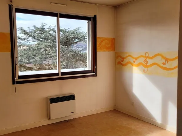 Appartement T3 à louer proche du centre ville et de la gare, à Saint Chamond, dernier étage, situé d