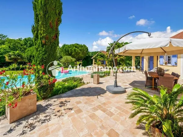 Maison 8 pièces 220 m²