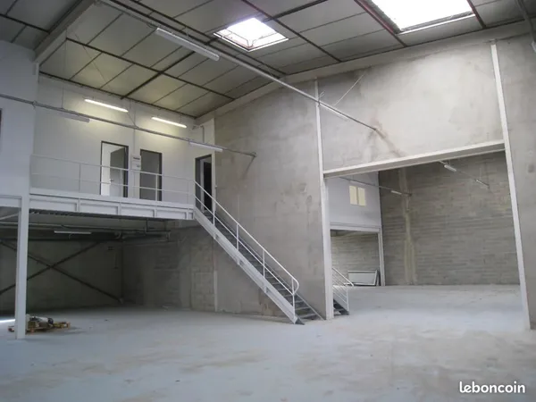 Local bureaux 320 m²