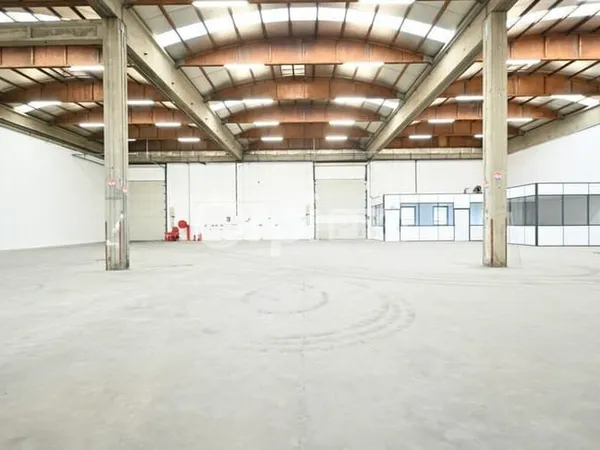 Local d'activité 810 m²