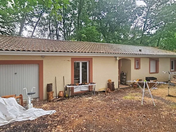 Maison avec jardin vendue louée, avec travaux à prévoir