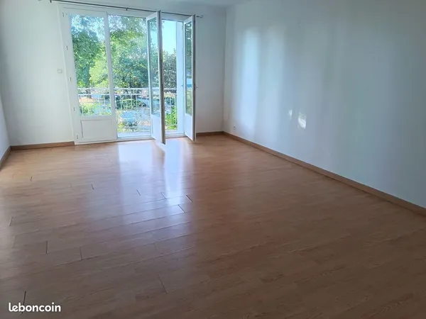 Coueron centre beau t2 avec balcon