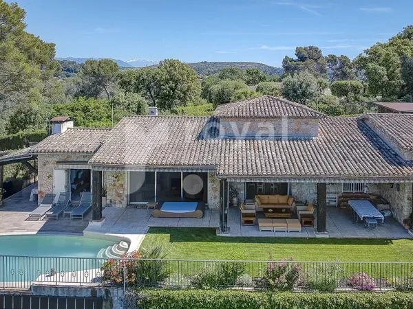 Belle villa en pierres dans un domaine fermé au calme