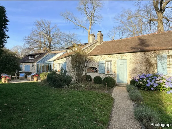 AUTOUILLET, LONGERE ANCIENNE AVEC DEPENDANCES ET 2575M2.