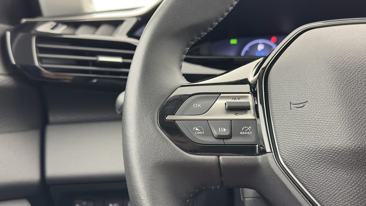Peugeot 308 SW PHEV 180 e-EAT8 — photo 13