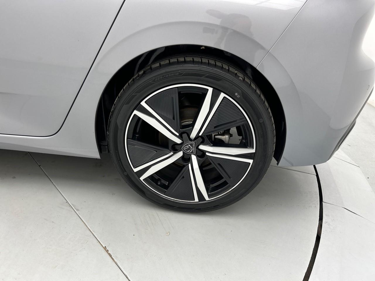 Peugeot 308 hybrid 145 e-dcs6 gt — photo 16