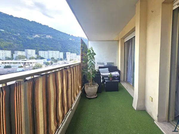 NICE PASTEUR 4 PIÈCES TRAVERSANT DE 81 M2 AVEC BALCON ET T