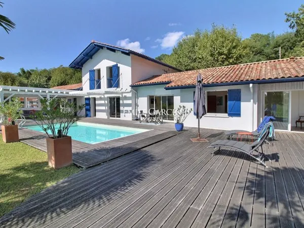 A vendre - Maison de famille - Bidart avec piscine et jardin