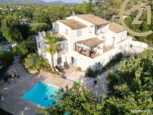 Villa 9 pièces 364 m²