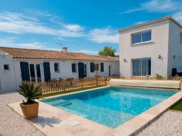 Villa de plain pied avec dépendances, piscine et garage