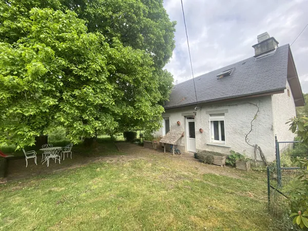 MAISON AVEC BEAU TERRAIN ET HANGAR