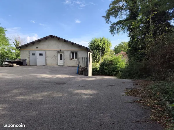 Local 194 m² Leyrieu