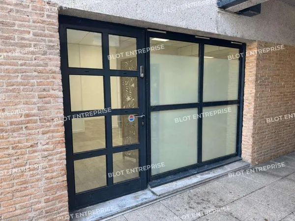 À VENDRE / À LOUER - LOCAL COMMERCIAL - VANNES - 6