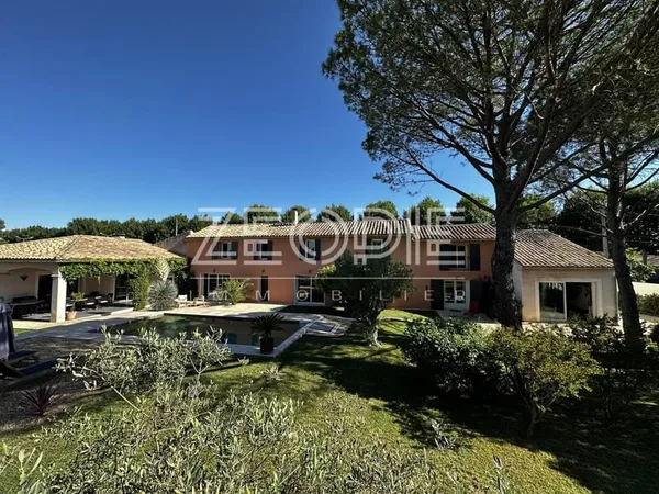 Mas ancien rénové sur Orange Sud, 310m2 habitables + dépendances, 5 chambres, terrain de 2000m2 et p