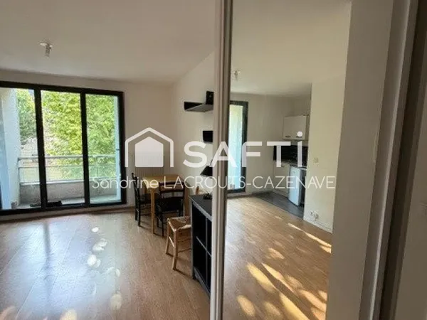 Avenue Dauphine , studio avec balcon, cave et emplacement parking