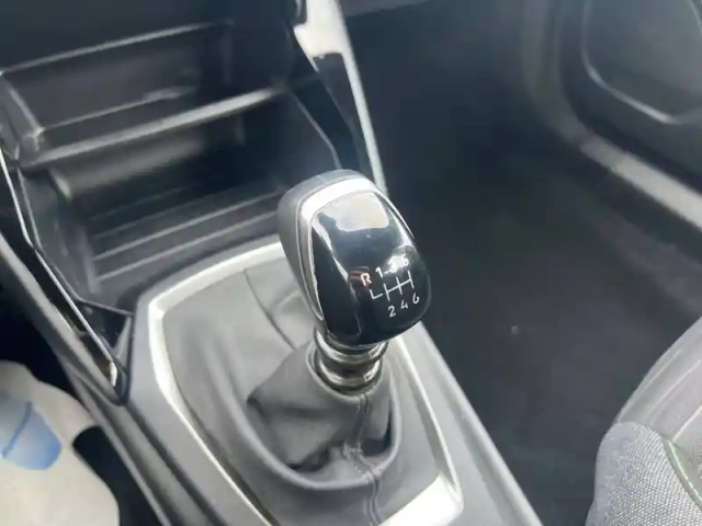 Peugeot 2008 puretech 100 s&amp;s bvm6 — photo 17