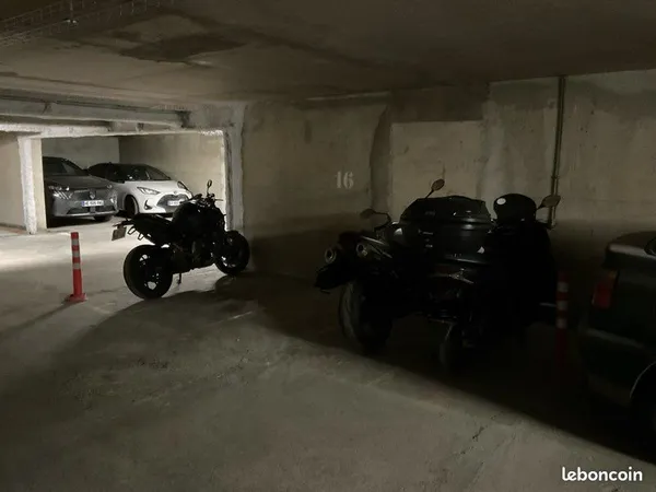 Location place de parking sécurisée pour moto. Quartier buttes Chaumont Paris 19