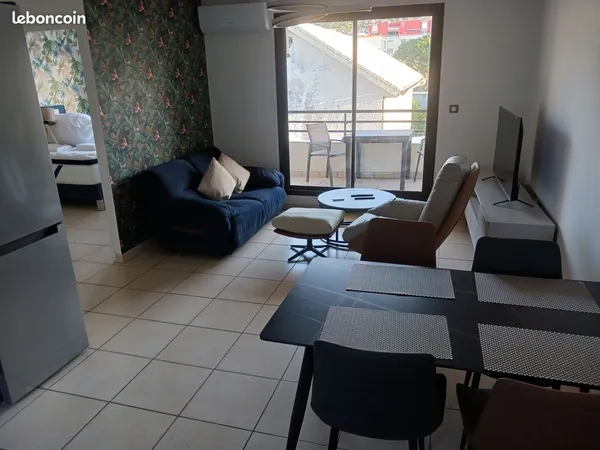 T2 meublé 53 m² rénové, climatisé + varangue vue montagne - Parking - Sainte-Clotilde