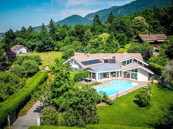 Location meublée - Maison de prestige avec piscine et grand ter