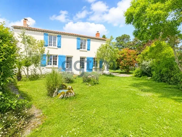 Maison en pierres de caractère à la campagne Le Poiré-sur-