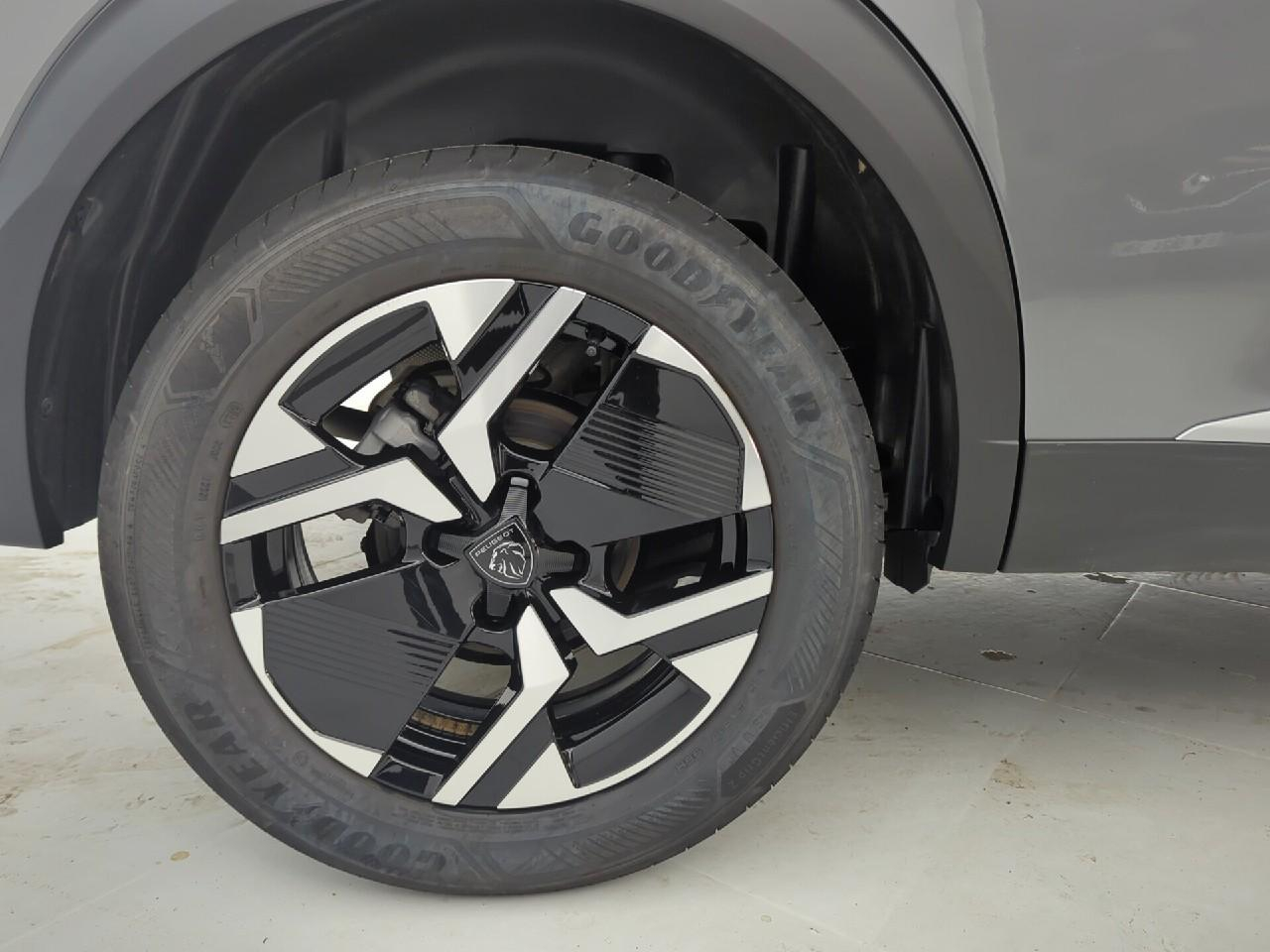 Peugeot 2008 hybrid 145 ch e-dcs6 allure — photo 31
