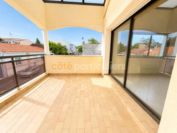 SAINT-JEAN-DE-MONTS -- CENTRE-VILLE -- APPARTEMENT T4 -- 3 CHAMBRES -- 116 m2 -- PARKING BOX FERME -