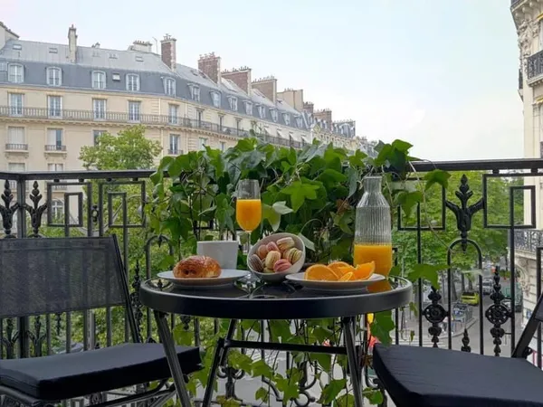 Paris XVII Ternes Etoile : appartement rénové avec balcon
