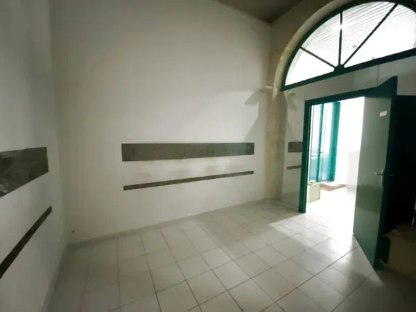 NIMES-COUPOLE. En RDC d'un immeuble bourgeois, bureaux d'une