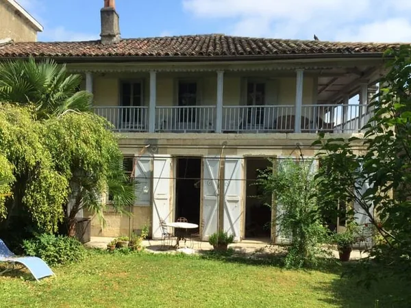 BELLE MAISON DE MAITRE du 19ème EN VILLE