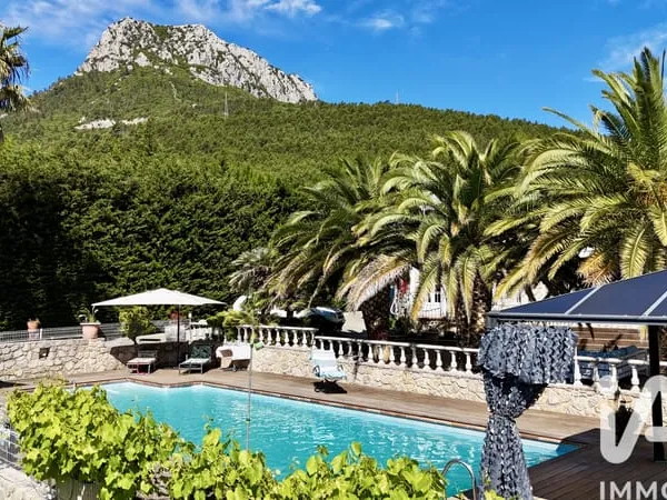 Maison 8 pièces 250 m²