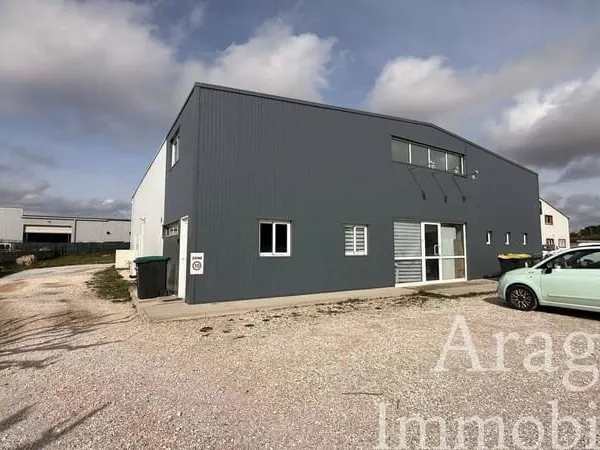 Entrepôt 460 m²