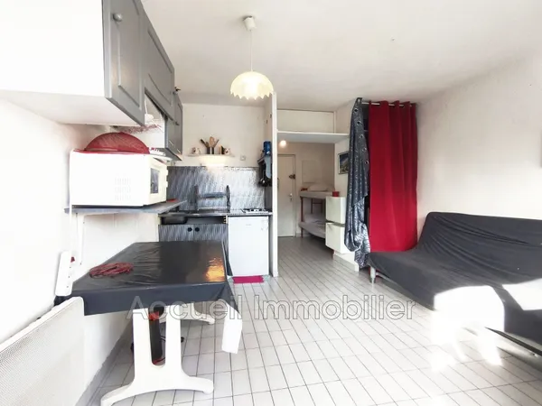 Studio cabine avec loggia en angle, vendu meublé. Salle d'eau