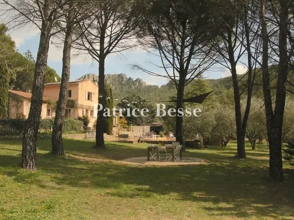 À l'abri des regards, proche de Brignoles et des villages du Haut-Var, une bastide provençale entour