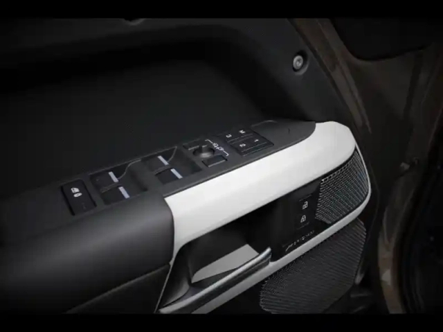 Land Rover Defender 110 2.0 p400e x-dynamic hse — photo 10