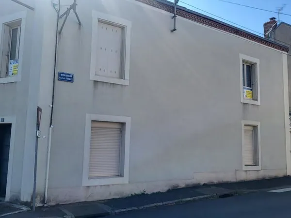 Maison rénovée sur étage avec garage et cour centre ville