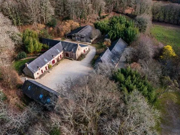 Maison 10 pièces 890 m²