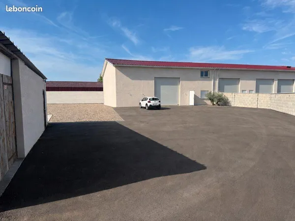 A vendre Local 300 m² + 40 m² sur terrain privatif clos de 1200 m²