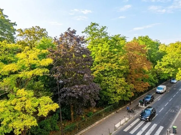 PARIS 19E - Appartement de 40,8 m² rénové par architecte - Vue sur les Buttes-Chaumont