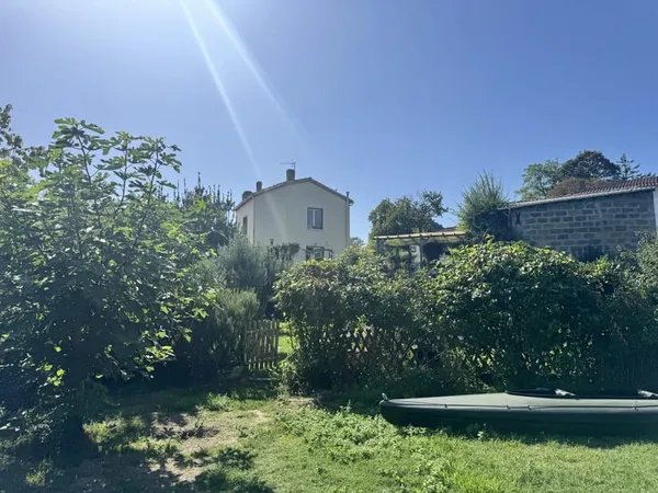 Maison de bourg avec jardin de 1000m² et dépendances