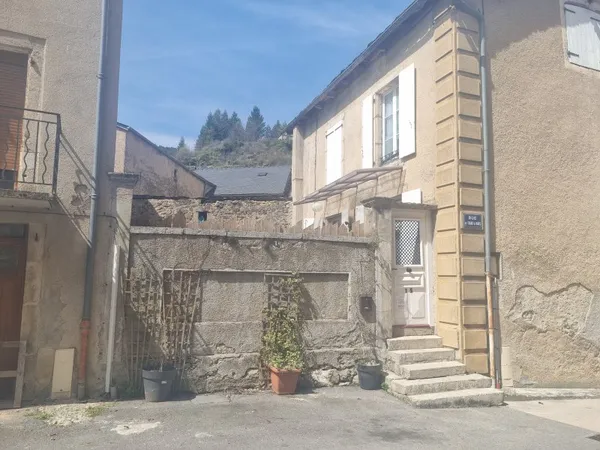 A vendte maison comprenant appartement à Meyrueis