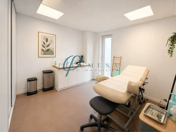 A VENDRE LOCAL PROFESSIONNEL LUMINEUX, IDÉAL ACTIVITÉ MÉDICA