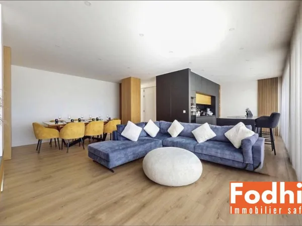 Dernier étage, 5 pièces 118m², entièrement rénové, vue dégagée, T10