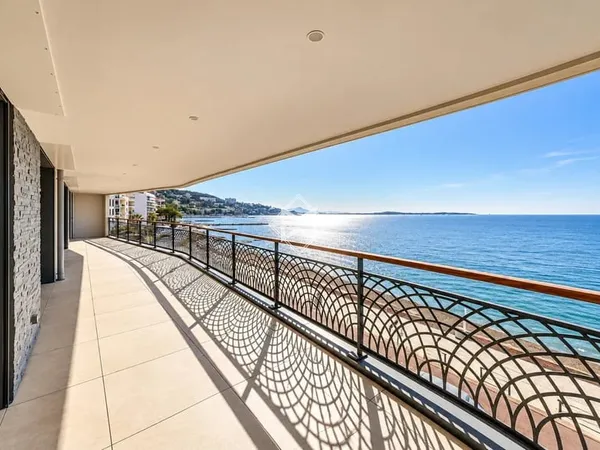 HELIOS, Cannes — Élégance Pieds dans l'Eau à la Pointe Croisette