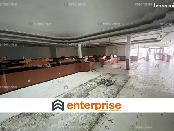 Local commercial 900 m²
