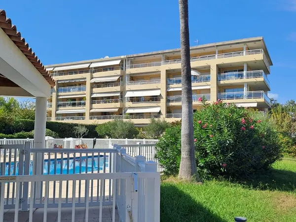 Rare - Très beau 2 pièces avec grande terrasse au calme - Antibes