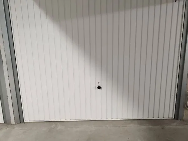 Loue garage box fermé