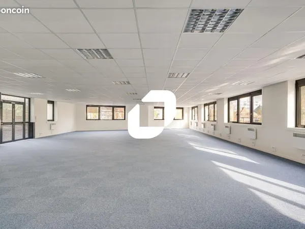 Bureau 1 748 m²