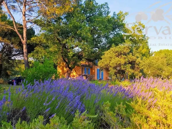 Villa De Charme Sur 5900 M² Avec Piscine