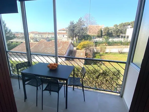 Appartement six fours à vendre