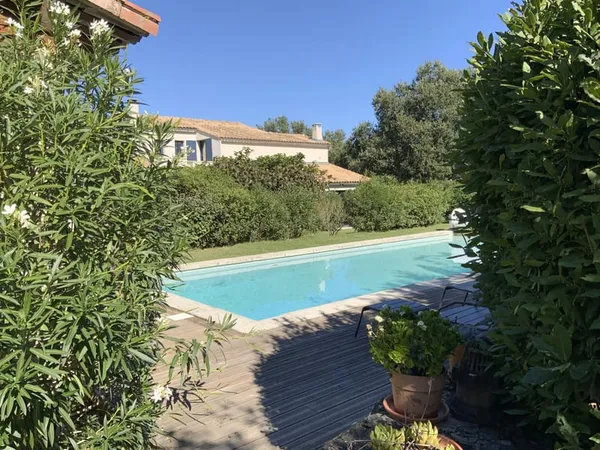 Villa avec piscine dans un cadre verdoyant à 12 minutes d'Uzès.